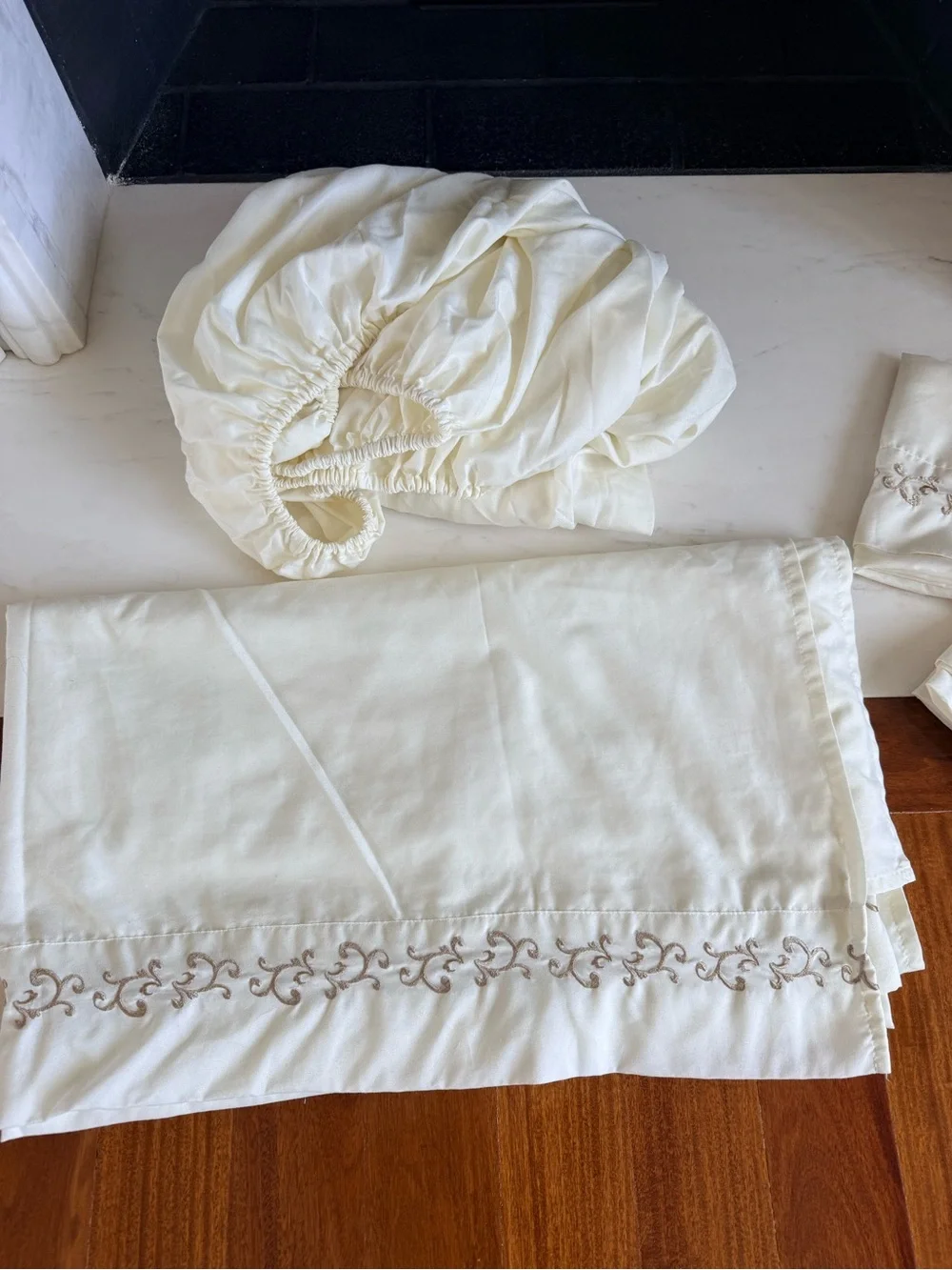 MARTHA STEWART Embroidery Queen Bed Sheets Set 4 Pcs Fitted / Flat 2 Pillowcases